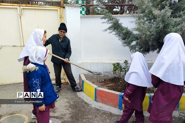 مراسم درختکاری در دبستان حضرت زهرا(س)یک رودهن