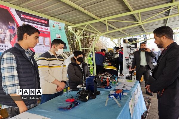 برگزاری نمایشگاه دستاوردهای دانش‌آموزان در هنرستان‌های ناحیه چهار شیراز