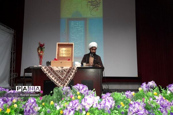 دانشجو معلمان پردیس نسیبه تهران میزبان پرچم متبرک حرم امام حسین (ع) شدند