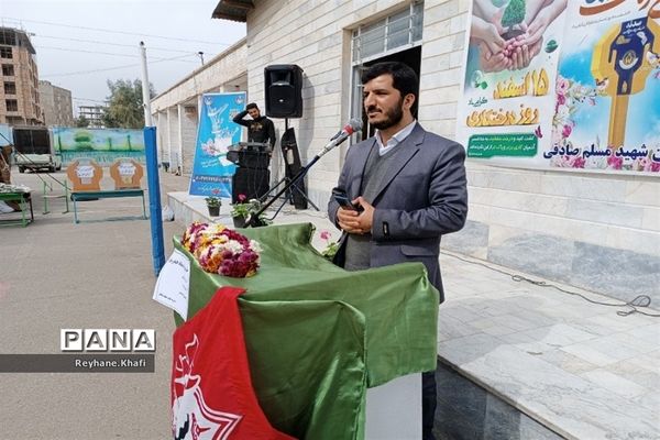 جشن نیکوکاری و درختکاری  در مدرسه مسلم صادقی شریف‌آباد پاکدشت
