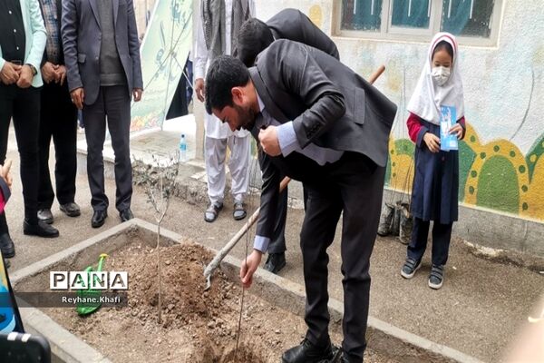 جشن نیکوکاری و درختکاری  در مدرسه مسلم صادقی شریف‌آباد پاکدشت