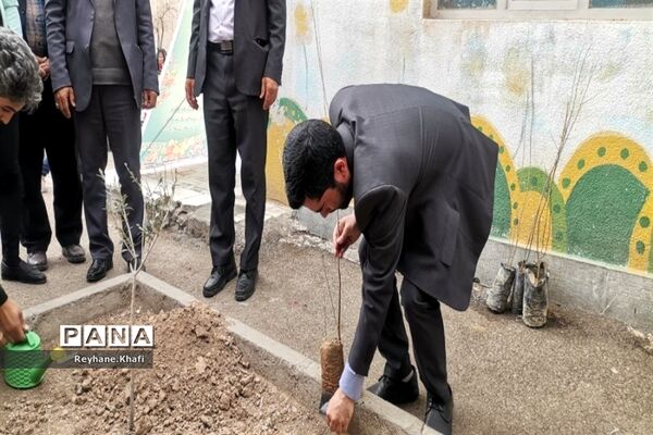 جشن نیکوکاری و درختکاری  در مدرسه مسلم صادقی شریف‌آباد پاکدشت