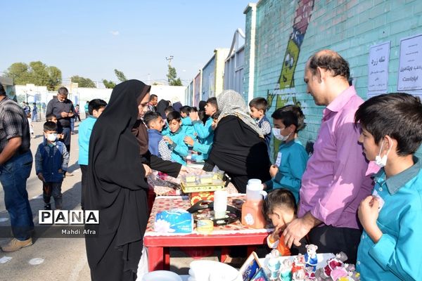 برگزاری بازارچه مهربانی کمک به کودکان کار در دبستان امام حسین(ع) شهرستان بهبهان