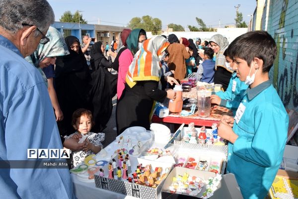 برگزاری بازارچه مهربانی کمک به کودکان کار در دبستان امام حسین(ع) شهرستان بهبهان