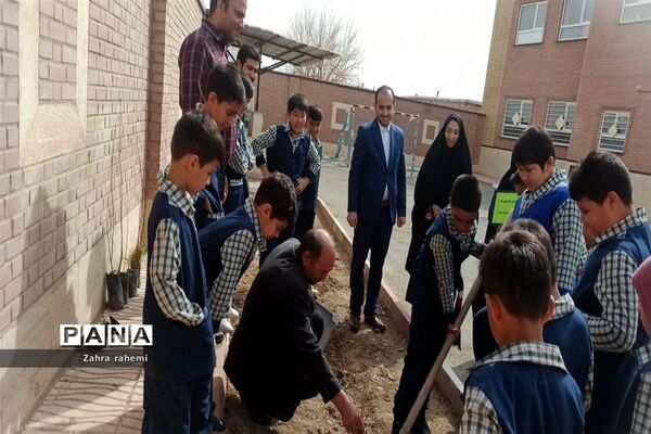 مراسم روز درختکاری در مدرسه جلوه حق و شهدای برکت طغان بخش جوادآباد