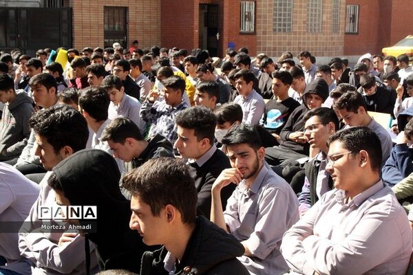 مراسم تجلیل از دانش‌آموزان برتر در دبیرستان آل یاسین شهرری