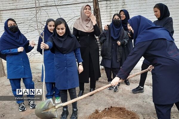 گرامیداشت روز درختکاری در دبیرستان حدیث کسا ناحیه یک شهرری