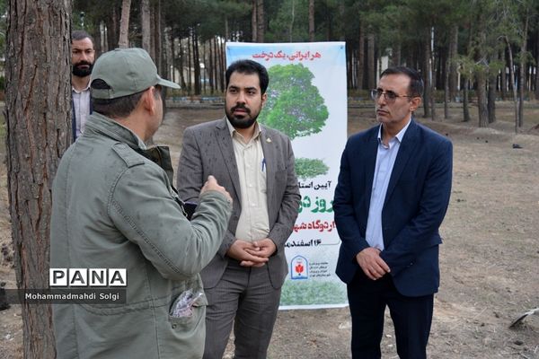 کاشت صد و پنجاه نهال به مناسبت آیین استانی گرامیداشت روز درختکاری در شهریار