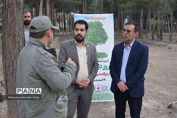 کاشت صد و پنجاه نهال به مناسبت آیین استانی گرامیداشت روز درختکاری در شهریار