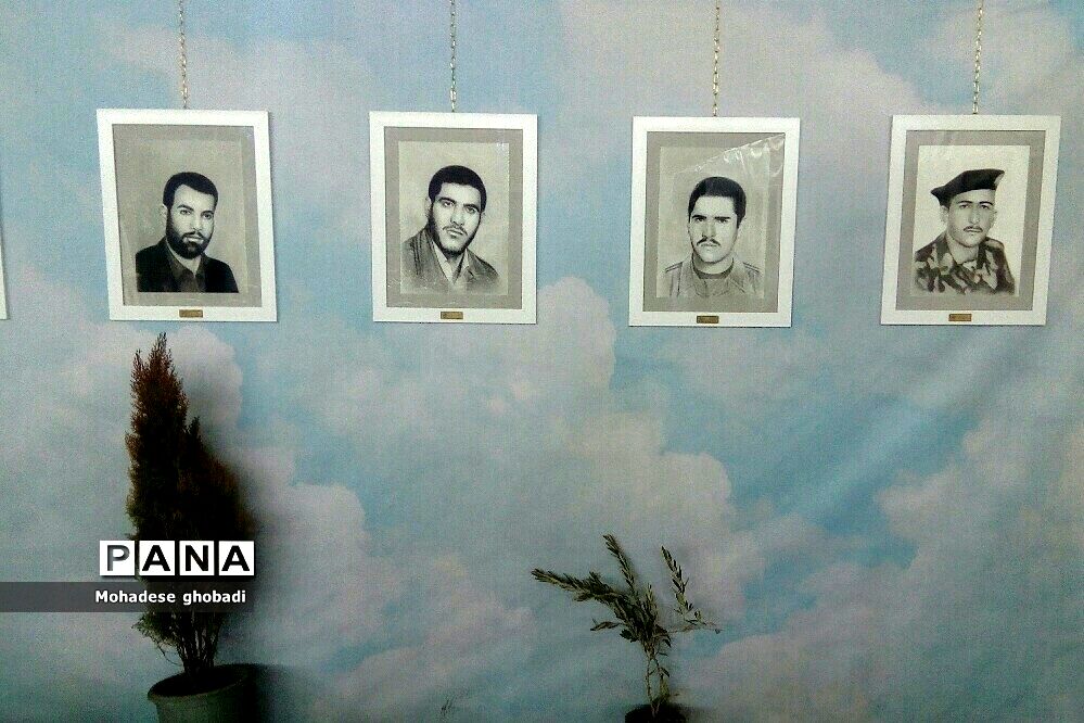 نمایشگاه سرو قامتان سرخ گلستان در بهارستان