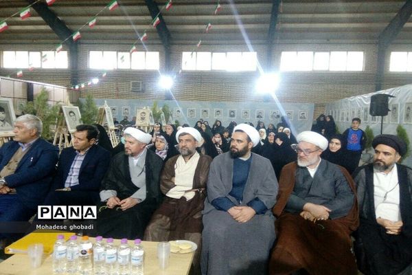 نمایشگاه سرو قامتان سرخ گلستان در بهارستان