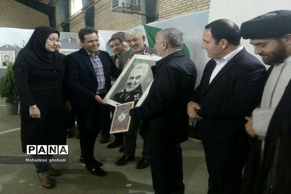 نمایشگاه سرو قامتان سرخ گلستان در بهارستان