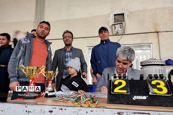 برگزاری جام «پدرپسری» فوتسال در دبیرستان استعدادهای درخشان شهید بهشتی رودهن