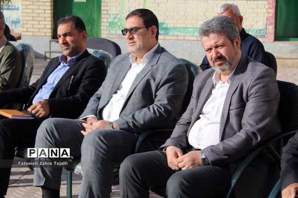 نواختن زنگ درختکاری در مدرسه گلستان شهرستان سمنان -1