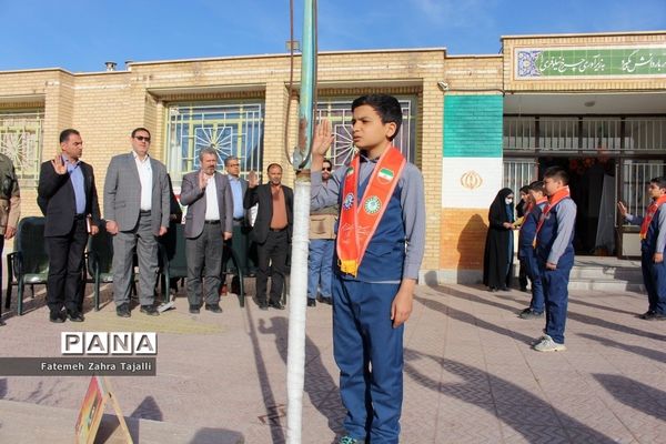 نواختن زنگ درختکاری در مدرسه گلستان شهرستان سمنان -1