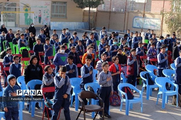 نواختن زنگ درختکاری در مدرسه گلستان شهرستان سمنان -1