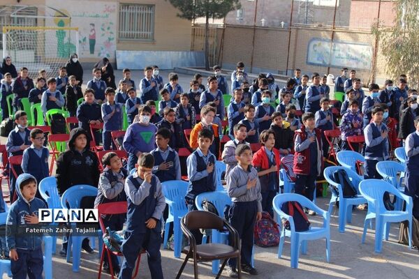 نواختن زنگ درختکاری در مدرسه گلستان شهرستان سمنان -1
