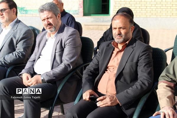 نواختن زنگ درختکاری در مدرسه گلستان شهرستان سمنان -1