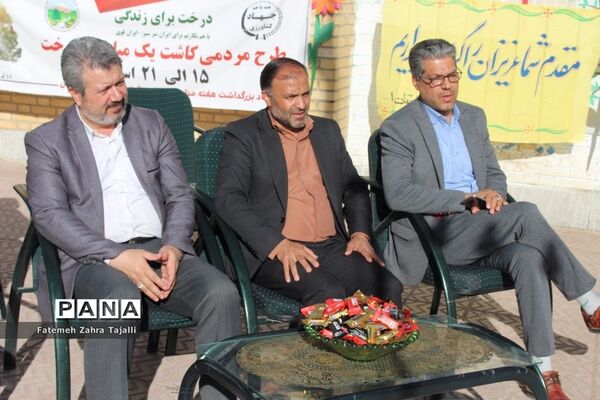 نواختن زنگ درختکاری در مدرسه گلستان شهرستان سمنان -1