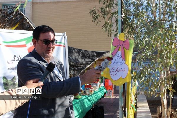 نواختن زنگ درختکاری در مدرسه گلستان شهرستان سمنان -1