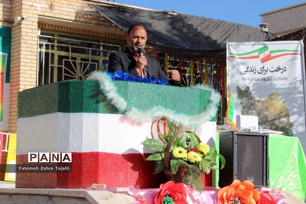 نواختن زنگ درختکاری در مدرسه گلستان شهرستان سمنان -1