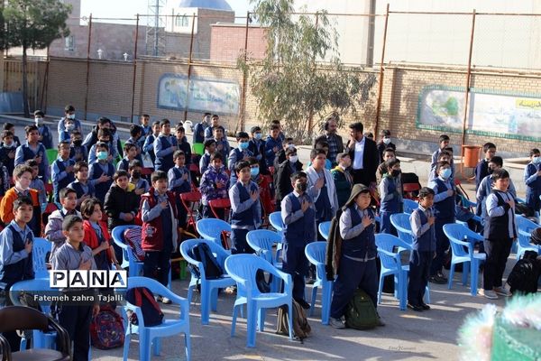 نواختن زنگ درختکاری در مدرسه گلستان شهرستان سمنان-2