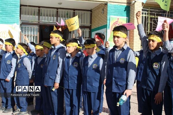 نواختن زنگ درختکاری در مدرسه گلستان شهرستان سمنان-2