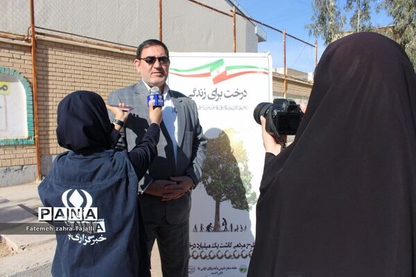 نواختن زنگ درختکاری در مدرسه گلستان شهرستان سمنان-2