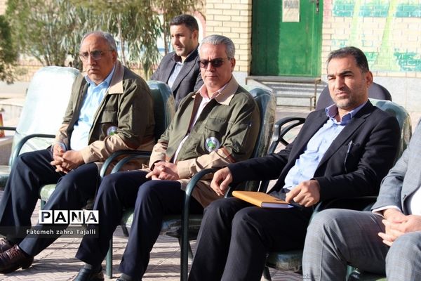 نواختن زنگ درختکاری در مدرسه گلستان شهرستان سمنان-2