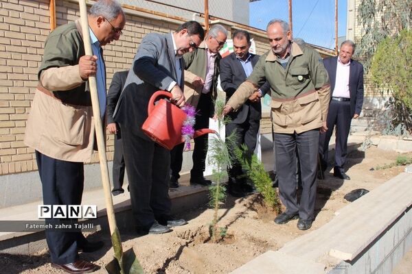 نواختن زنگ درختکاری در مدرسه گلستان شهرستان سمنان-2