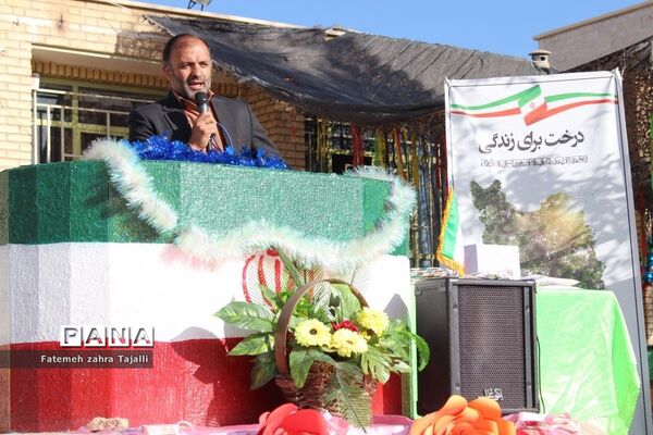 نواختن زنگ درختکاری در مدرسه گلستان شهرستان سمنان-2