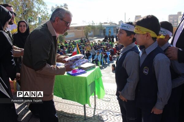 نواختن زنگ درختکاری در مدرسه گلستان شهرستان سمنان-2