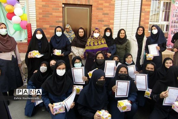جشن نیمه شعبان و تقدیر از رتبه‌های برتر، در دبیرستان عفت آهنگری ناحیه یک ری