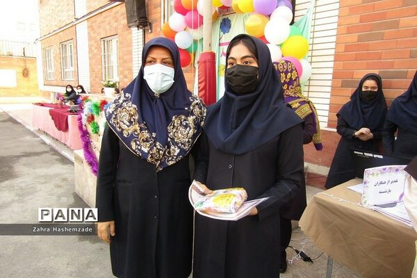 جشن نیمه شعبان و تقدیر از رتبه‌های برتر، در دبیرستان عفت آهنگری ناحیه یک ری