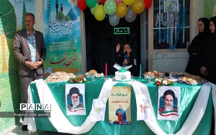 مولودی خوانی دانش‌آموز خوش ذوق خاتمی در جشن میلاد حضرت امام زمان (عج) /فیلم