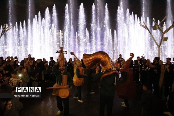 پایکوبی آب و نور در شب شکفتن گل نرگس