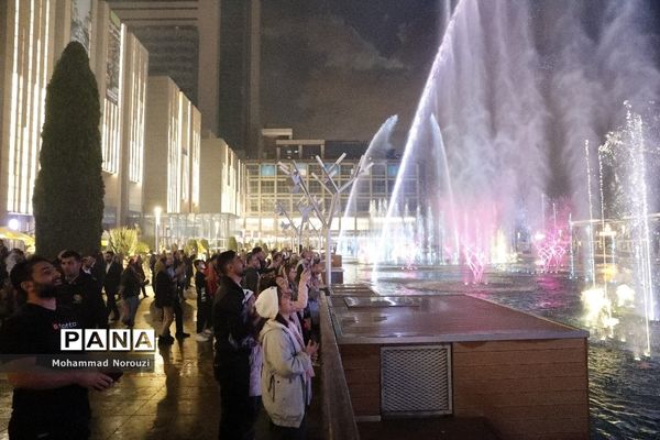 پایکوبی آب و نور در شب شکفتن گل نرگس