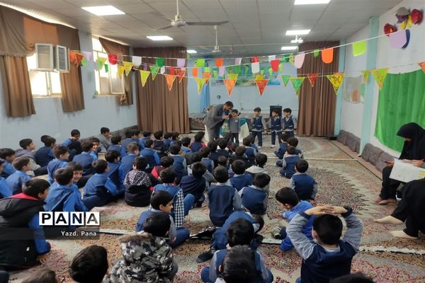 جشن بزرگ میلاد امام زمان(عج) در دبستان پسرانه آذر یزدی ناحیه یک یزد