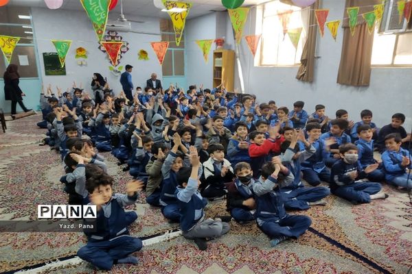 جشن بزرگ میلاد امام زمان(عج) در دبستان پسرانه آذر یزدی ناحیه یک یزد