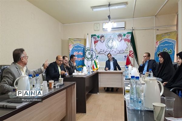 نشست مدیر سازمان دانش‌آموزی خوزستان با مربیان پیشکسوت