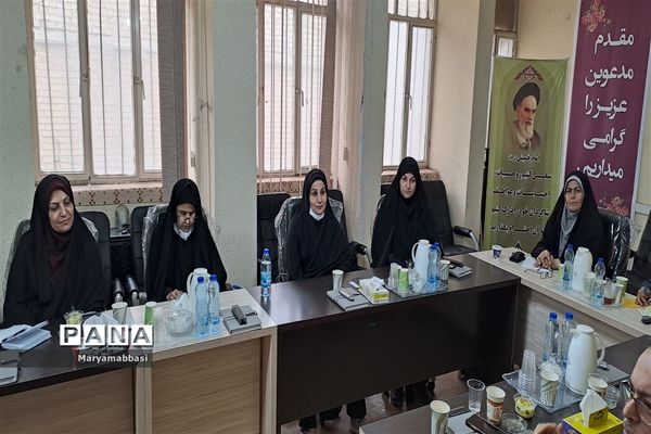 نشست مدیر سازمان دانش‌آموزی خوزستان با مربیان پیشکسوت