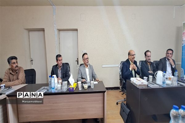 نشست مدیر سازمان دانش‌آموزی خوزستان با مربیان پیشکسوت