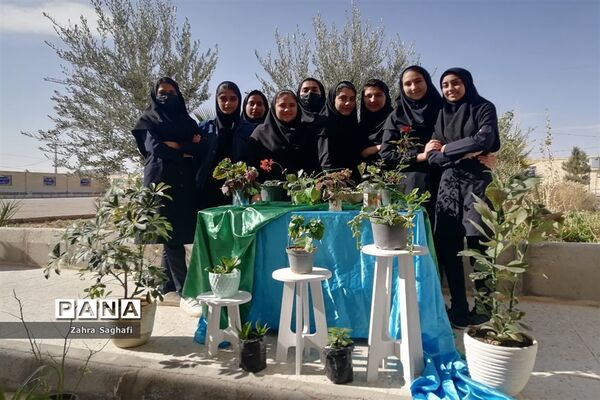 اهدا گلدان یا نهال به مناسبت‌ هفته درختکاری در دبیرستان نمونه برکت شهرستان خاتم