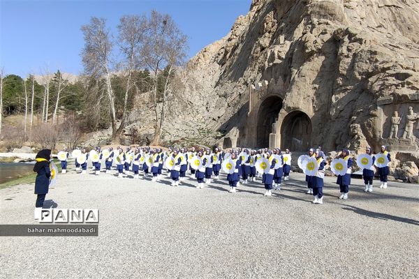 اجرای سرود همگانی «یا مهدی» اعضای سازمان دانش‌آموزی در طاق بستان کرمانشاه
