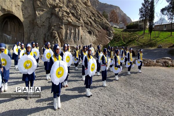 اجرای سرود همگانی «یا مهدی» اعضای سازمان دانش‌آموزی در طاق بستان کرمانشاه