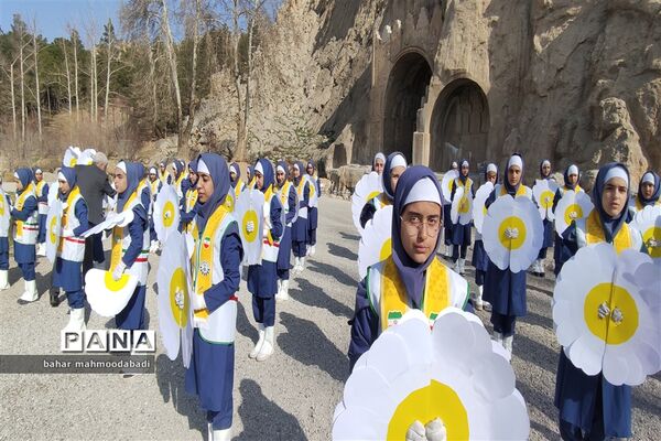 اجرای سرود همگانی «یا مهدی» اعضای سازمان دانش‌آموزی در طاق بستان کرمانشاه