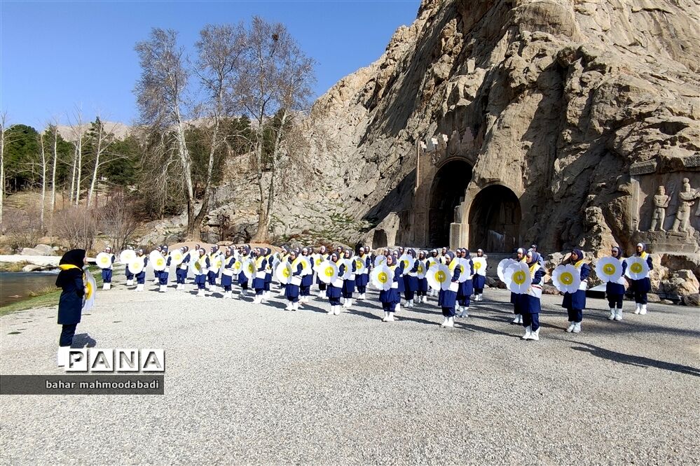 اجرای سرود همگانی «یا مهدی» اعضای سازمان دانش‌آموزی در طاق بستان کرمانشاه