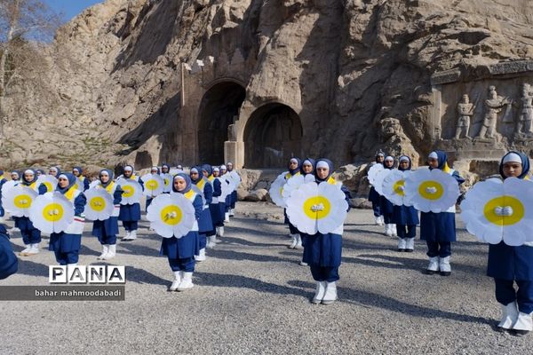 اجرای سرود همگانی «یا مهدی» اعضای سازمان دانش‌آموزی در طاق بستان کرمانشاه