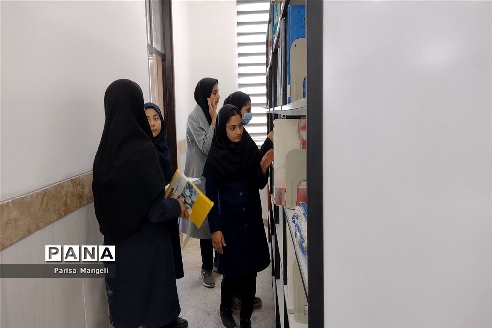کتابخانه گردی دانش‌آموزان دبیرستان توحید خاتم همزمان با نوزدهمین سالروز تأسیس نهاد کتابخانه‌های عمومی