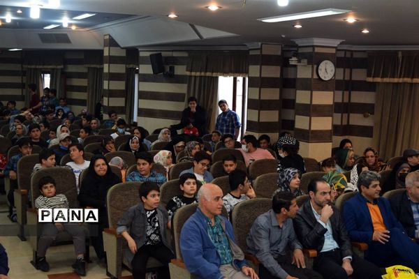 مراسم تقدیر از دانش‌آموزان برتر درسی و اخلاقی دبیرستان هیات امنایی شهید عاشوری منطقه ۱۴